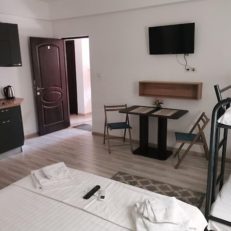 Hotel Ipsilanti Яш Екстериор снимка