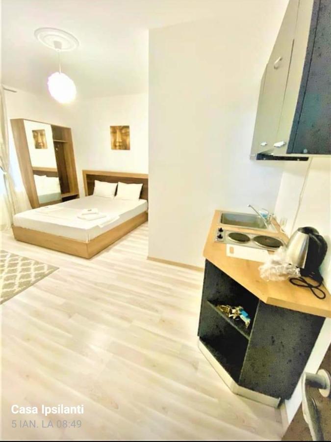 Hotel Ipsilanti Яш Екстериор снимка