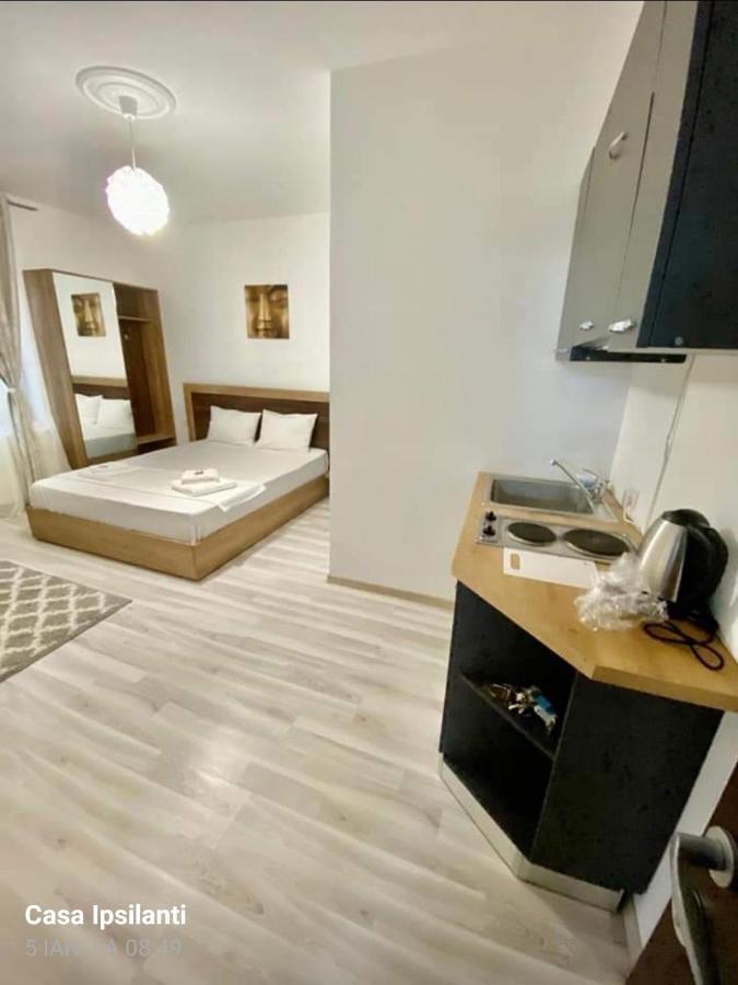 Hotel Ipsilanti Яш Екстериор снимка