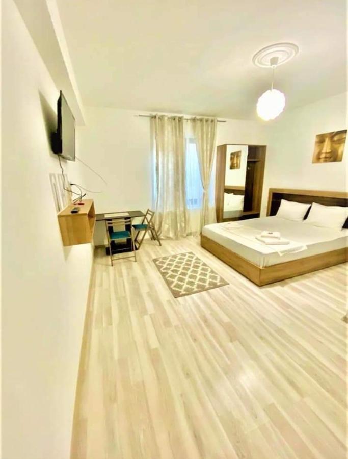 Hotel Ipsilanti Яш Екстериор снимка