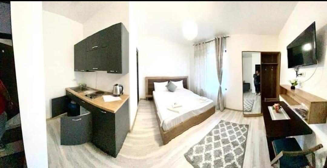 Hotel Ipsilanti Яш Екстериор снимка